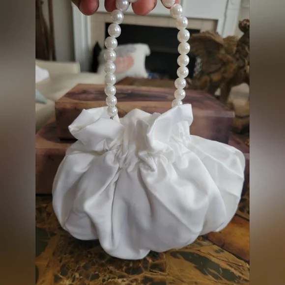Source Unknown White Satin Bag with Pearl Handle - Picture 2 of 3